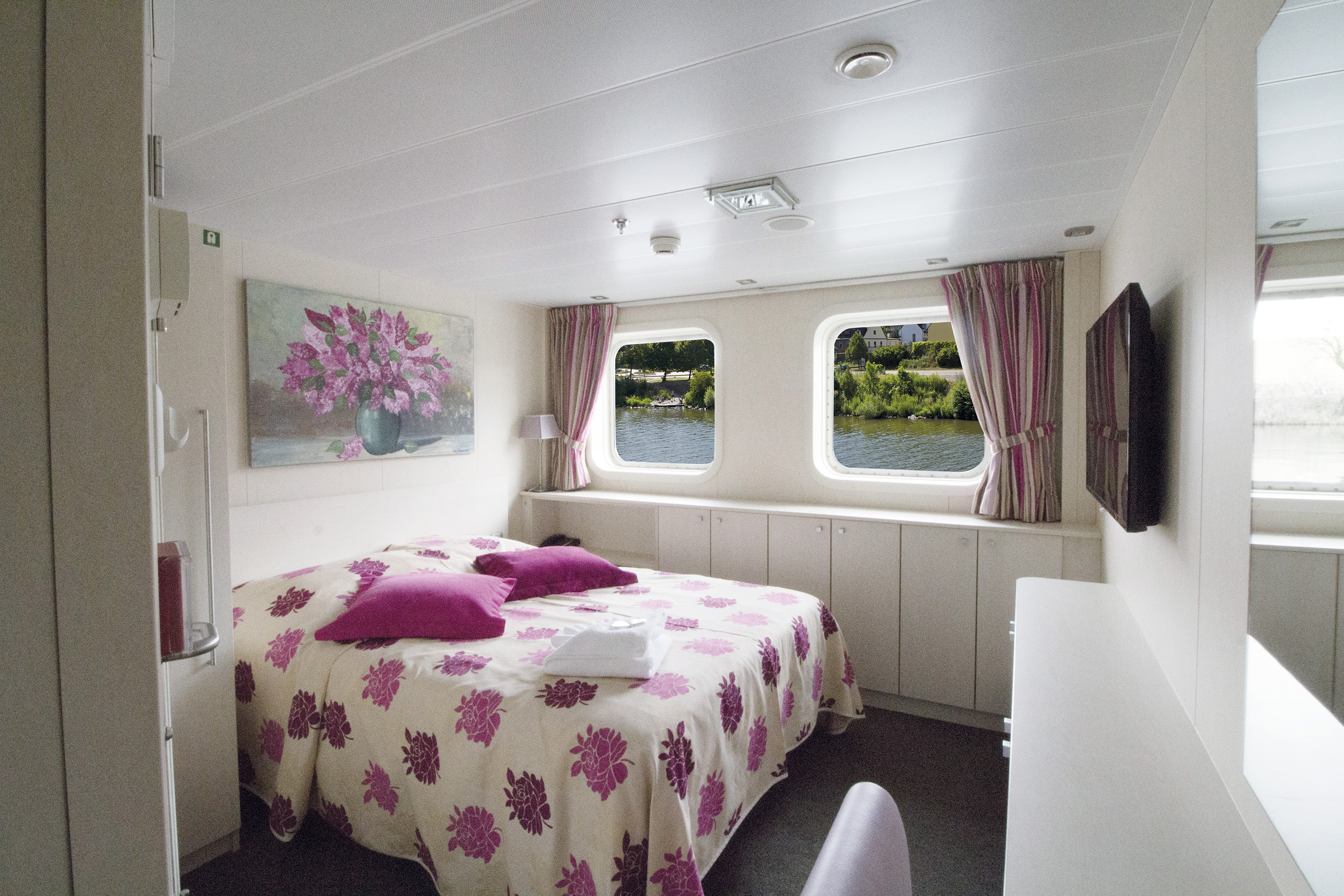 CroisiEurope MS Gerard Schmitter Cabin 5.jpg